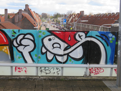 829784 Afbeelding van graffiti met een Utrechtse kabouter (KBTR) met gebalde vuist, op het geluidsscherm bij Station ...